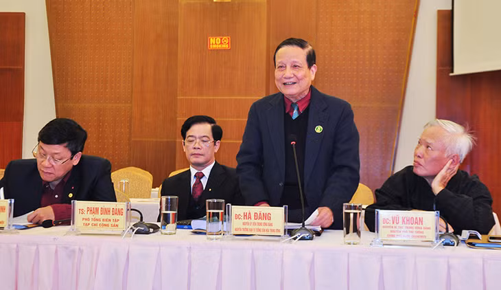 Nguyên Trưởng Ban Tư tưởng văn hóa TW Hà Đăng tham luận tại hội thảo.