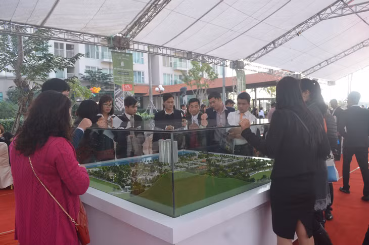 Khách hàng quan sát phối cảnh tổng thể dự án