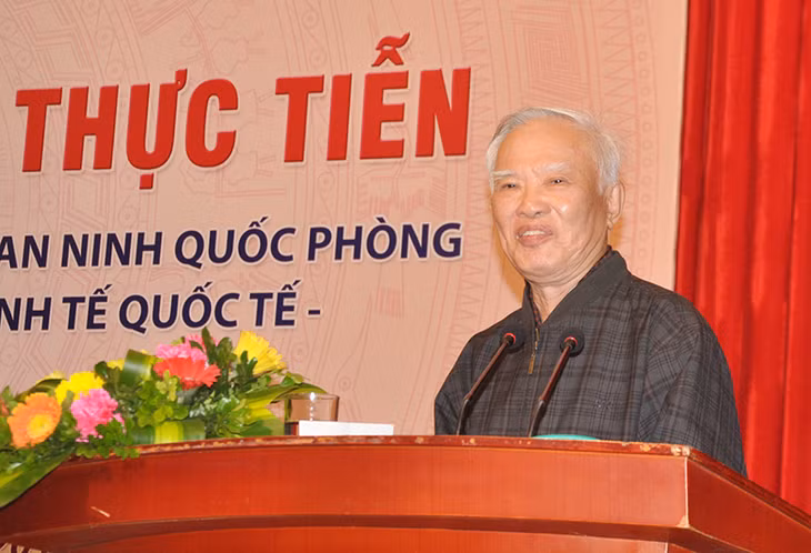 Đồng chí Vũ Khoan, nguyên Bí thư TW Đảng, nguyên Phó Thủ tướng Chính phủ phát biểu tham luận.