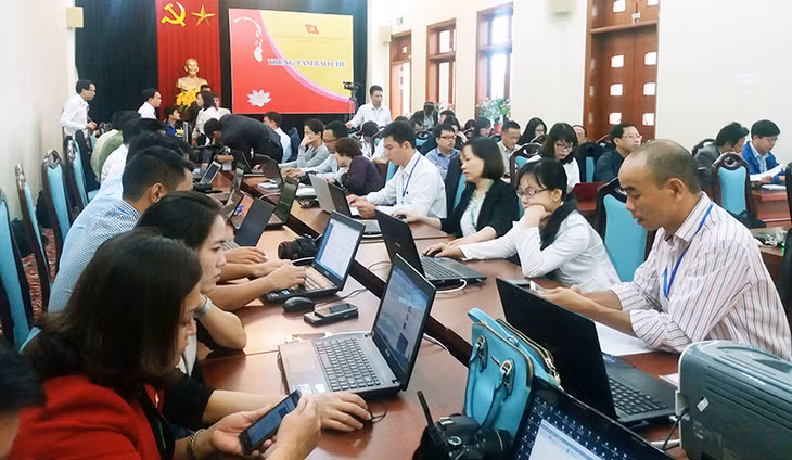 Các phóng viên tác nghiệp tại Trung tâm báo chí Đại hội Đảng bộ tỉnh lần thứ XIV, nhiệm kỳ 2015-2020.
