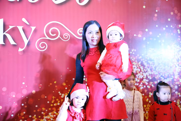 Rực rỡ trong trang phục ông già tuyết.