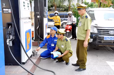 Lực lượng QLTT kiểm tra hoạt động kinh doanh xăng dầu trên địa bàn huyện Đông Triều. Ảnh: Tuấn Hương