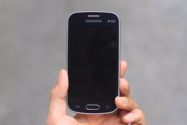 Galaxy Trend Lite sở hữu màn hình 4 inch với thiết kế bo tròn đặc trưng như của Trend Plus. Khá thoải mái khi cầm trên tay và để túi quần. Đánh giá từ bên ngoài, máy có chất lượng hoàn thiện tốt, cứng cáp, các chi tiết trên thân được làm khá đẹp và sắc sảo.