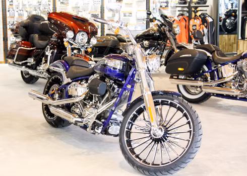 Harley Davidson CVO Breakout 2104 với nhiều chi tiết trên xe được mạ crôm sáng bóng.