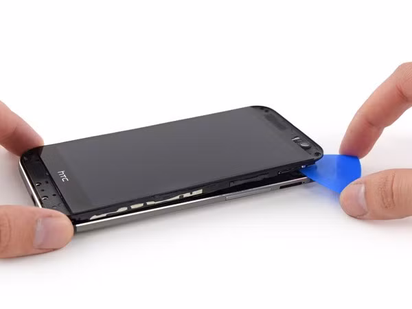 Tháo nắp lưng HTC One không quá khó khăn với sự trợ giúp của móng gảy guitar.