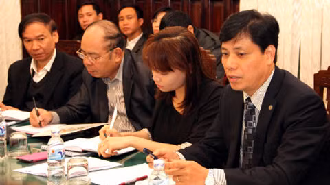 Thứ trưởng Bộ GTVT Nguyễn Ngọc Đông (ngoài cùng bên phải) khẳng định sẽ làm rõ và xử lý cá nhân vi phạm trong vụ việc này.