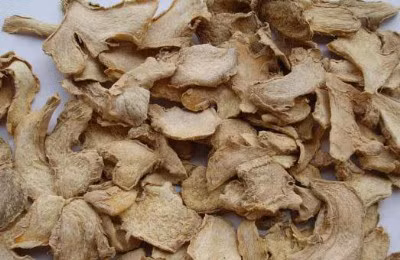 Theo Đông y, gừng khô vị cay, tính ôn; vào các kinh tâm, tỳ, phế và vị. Có tác dụng ôn trung tán hàn, hồi dương thông mạch (Ảnh: Internet)