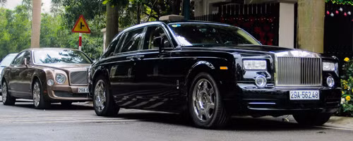 Rolls-Royce Phantom và Bentley Mulsanne. Hai dòng siêu sang cao cấp nhất của cặp đôi kỳ phùng địch thủ Bentley và Rolls-Royce.