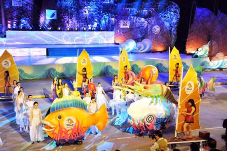 Một màn diễu hành trong Carnaval Hạ Long 2013.