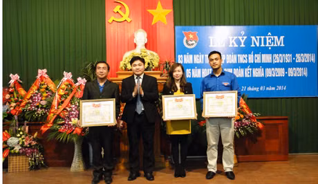 Đại diện Tỉnh đoàn tặng bằng khen cho Cụm đoàn và những thành viên có thành tích xuất sắc trong hoạt động Đoàn. 