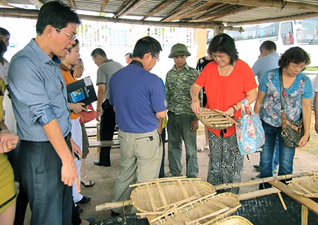 Du khách tham quan làng nghề đan ngư cụ Hưng Học (Nam Hoà, Quảng Yên). Ảnh: Ánh Tuyết (Đài Quảng Yên)
