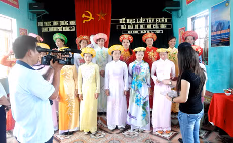 Hội VNDG tỉnh biểu dương các hạt nhân văn nghệ trong một lớp tập huấn hát nhà tơ - hát múa cửa đình tại TP Móng Cái, năm 2012.
