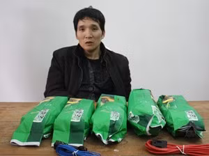  Đối tượng Nguyễn Phú Cường cùng tang vật.
