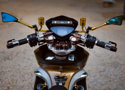 Đồng hồ Koso Mio, tay lái Biker, gương chiếu hậu Rizoma Tomok.