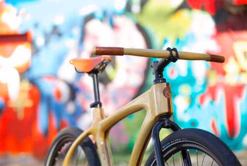 Triển lãm năm 2013 tràn ngập chất liệu gỗ. Sản phẩm của hãng Connor Cycles sử dụng gỗ tần bì với sợi Kevlar gia cố và các chi tiết bằng gỗ óc chó.