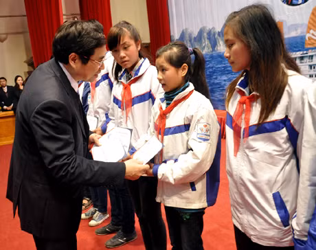 Đồng chí Phạm Minh Chính, Ủy viên T.Ư Đảng, Bí thư Tỉnh ủy trao học bổng cho trẻ em có hoàn cảnh đặc biệt khó khăn của tỉnh.