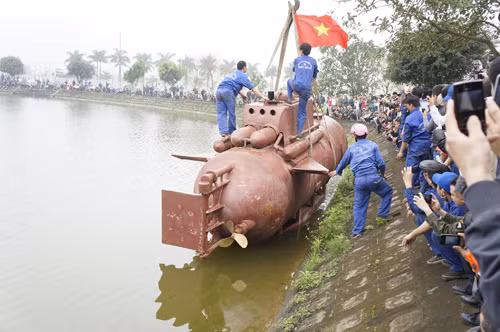 Tàu ngầm Trường Sa được đưa xuống hồ thử nghiệm.
