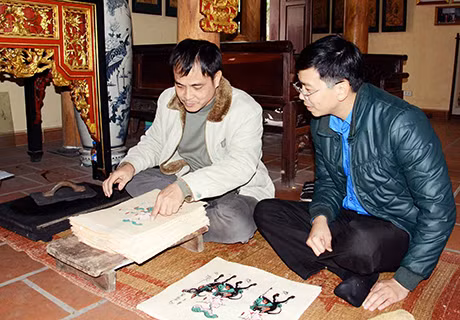 Tuổi trẻ báo Đảng miền núi và trung du phía Bắc thăm Làng tranh Đông Hồ.