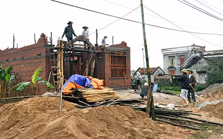 Trên địa bàn xã Quảng An ngày càng xuất hiện nhiều ngôi nhà kiên cố. Trong ảnh: Nhà anh Lỷ A Báo, thôn An Sơn, xã Quảng An đang được xây dựng.