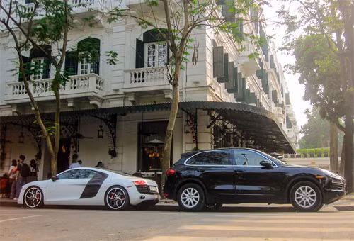 Audi R8 và Porsche Cayenne.