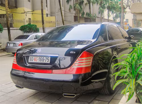 Maybach 62S và bên kia đường là Rolls-Royce Ghost.