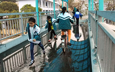 Có bạn học sinh đã sáng tạo đi qua bằng xe đạp, nhưng nó lại gây những 