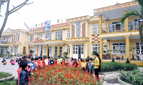 Giờ học tìm hiểu thiên nhiên của cô, trò Trường Mầm non Hoa Phượng (thị trấn Mạo Khê, huyện Đông Triều).