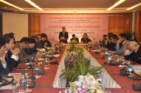 Đồng chí Đặng Huy Hậu, Phó Chủ tịch UBND tỉnh gợi mở thảo luận về ngành nghề của ĐKKT.