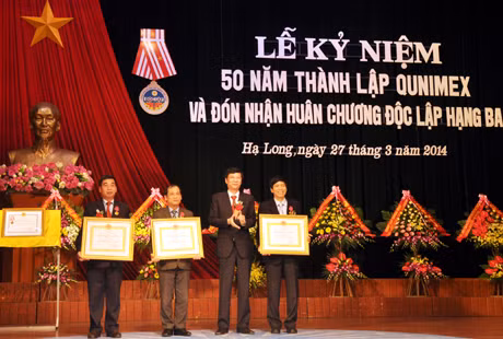 ồng chí Nguyễn Văn Đọc, Phó Bí thư Tỉnh ủy, Chủ tịch UBND tỉnh đã trao tặng Huân chương Lao động hạng Ba cho 2 đồng chí Tổng giám đốc và Phó Tổng Giám đốc Công ty.