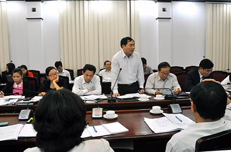 Đồng chí Đặng Bá Bắc, Phó Trưởng Ban Pháp chế HĐND tỉnh đóng góp ý kiến tại hội nghị.