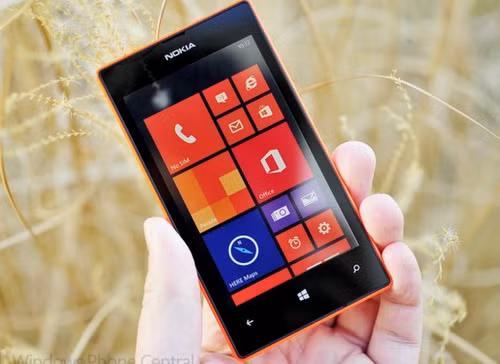 Lumia 525 mang kiểu dáng bắt mắt, hiệu năng tốt nhưng thiếu camera trước.