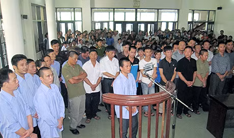 Các bị cáo tại phiên toà xét xử sơ thẩm.