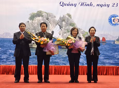Các đồng chí: Nguyễn Thị Doan, Uỷ viên T.Ư Đảng, Phó Chủ tịch nước; Phạm Minh Chính, Ủy viên T.Ư Đảng, Bí thư Tỉnh ủy tặng bằng khen cho các nhà tài trợ.