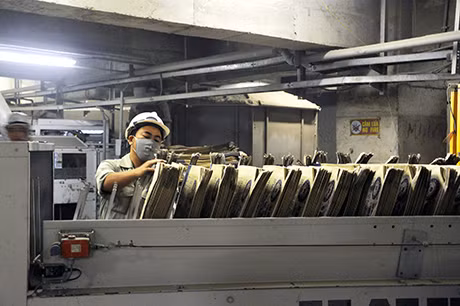 Sản xuất bao bì tại Công ty CP Xi măng Cẩm Phả.