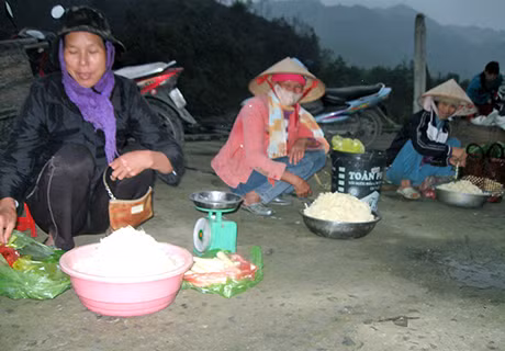 Măng được bán nhiều ở chợ xã Vũ Oai (huyện Hoành Bồ).