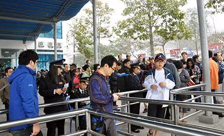 Khâu bán, kiểm soát vé tham quan Vịnh Hạ Long hiện vẫn được làm theo lối thủ công. Trong ảnh: Kiểm soát vé tham quan Vịnh Hạ Long tại Cảng tàu du lịch Bãi Cháy. 