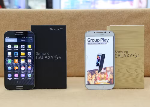 Gần một năm sau khi có mặt trên thị trường, Galaxy S4 mới có thêm phiên bản màu đen với mặt lưng vân da thiết kế tương tự như dòng phablet Galaxy Note 3. Phiên bản đặc biệt này có vỏ hộp được làm khác những bản màu trắng hay xanh ra trước.