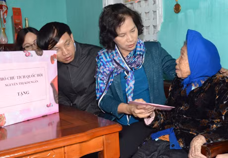 Thăm và tặng quà gia đình bà Lâm Thị Tám, mẹ hai liệt sĩ (xã Hải Xuân)