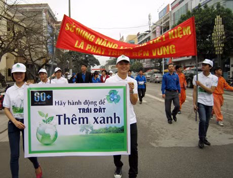 Sáng 29-3, hơn 300 đoàn viên, thanh niên của TP Móng Cái đã ra quân tuyên truyền về Giờ Trái đất