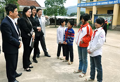 Đoàn Giám sát Ban Văn hóa- xã hội HĐND tỉnh trao đổi với học sinh trường THCS Tình Húc, xã Tình Húc về việc triển khai chính sách hỗ trợ gạo cho học sinh vùng khó khăn.