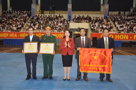 Đòng chí Lê Thị Bích Hường, Trưởng ban tổ chức Tỉnh ủy trao Cờ thi đua và Bằng khen cho các địa phương có thành tích tốt tại Đại hội TDTT tỉnh Quảng Ninh lần thứ 7