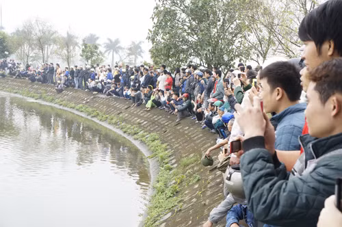 Khoảng 10h, việc thử nghiệm tàu bắt đầu. Biết tin ông Hòa thử tàu, hàng trăm người dân kéo đến tụ tập quanh hồ để theo dõi.