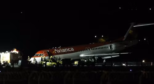 Máy bay của Avianca Airlines hạ cánh xuống sân bay Brasillia. Ảnh: EFE.