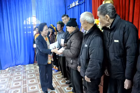 Đồng chí Nguyễn Thị Doan, Ủy viên T.Ư Đảng, Phó Chủ tịch nước tặng quà cho các gia đình chính sách, hộ nghèo của xã Đồn Đạc.