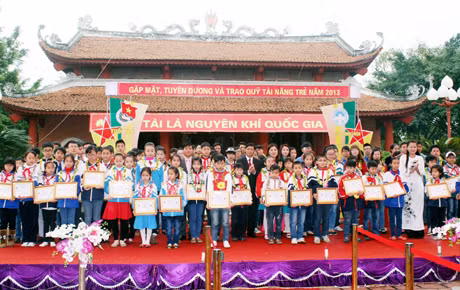Lãnh đạo huyện Đông Triều trao quỹ hỗ trợ tài năng trẻ cho các học sinh đạt thành tích xuất sắc năm 2013 tại đền An Sinh, xã An Sinh, huyện Đông Triều, tháng 3-2014. Ảnh: Thu Trang (CTV)