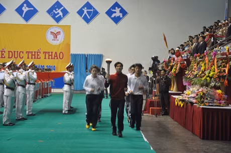 Ngọn đuốc do 10 VĐV tiêu biểu của Quảng Ninh được lấy từ Đài tưởng niệm các anh hùng liệt sĩ để thắp sáng lên ngọn đuốc Đại hội