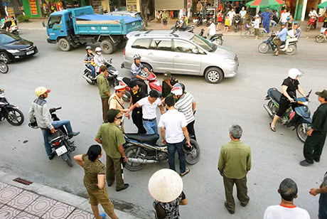 Lực lượng an ninh cơ sở phối hợp với CSGT bắt giữ một đối tượng gây rối trật tự công cộng trên đường 337 (phường Cao Xanh, TP Hạ Long).