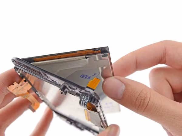 Các chuyên gia ở iFixit cũng phải... bó tay khi họ cũng làm đứt cáp nối màn hình HTC One trong quá trình thực hiện tháo máy.