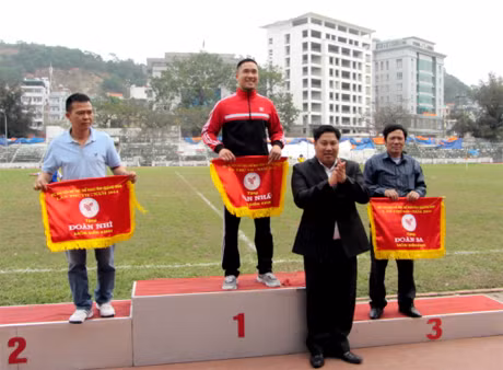 Ban Tổ chức trao giải cho các đoàn giành giải nhất, nhì, ba toàn đoàn.