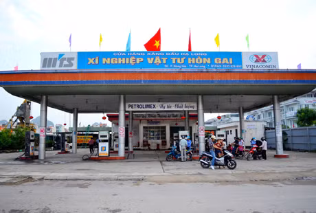 Cửa hàng xăng dầu Cột 5 thuộc diện di dời theo Quy hoạch hệ thống bán lẻ xăng dầu giai đoạn 2010-2020. (Ảnh chụp tại cửa hàng xăng dầu của Xí nghiệp Vật tư Hòn Gai, Cột 5, phường Hồng Hải (TP Hạ Long)).